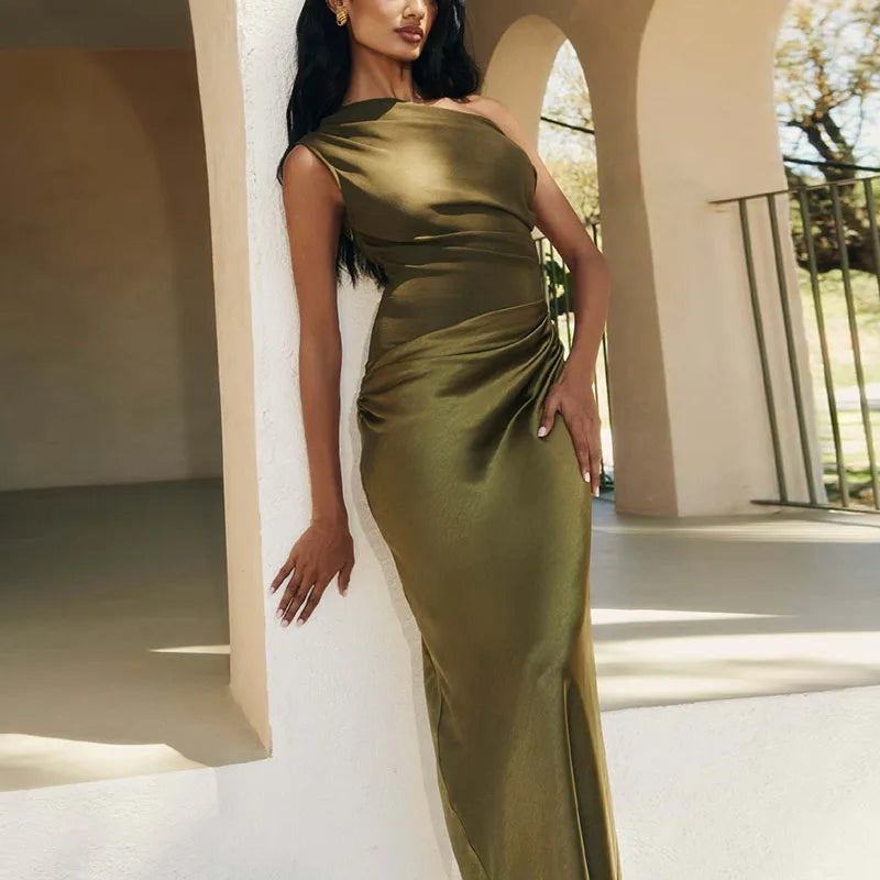 Kuri - Elegante vestido con cuello inclinado