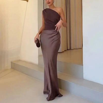 Kuri - Elegante vestido con cuello inclinado