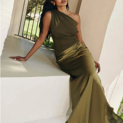 Kuri - Elegante vestido con cuello inclinado